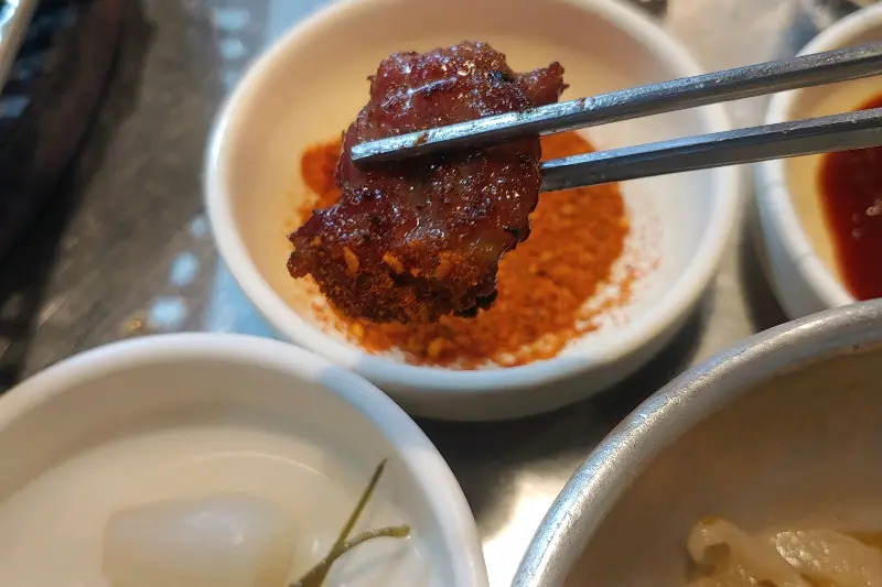 매콤 소스에 찍은 오도독살