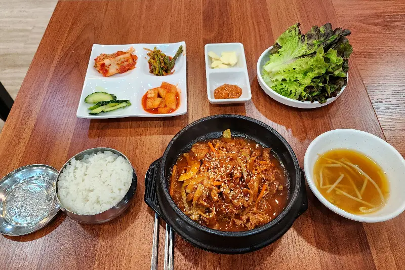 제육볶음과 푸짐한 밑반찬 한 상