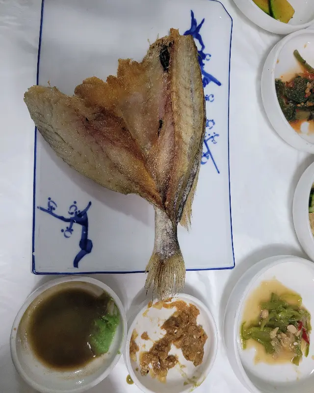 먹음직스러운 생선구이 한 점