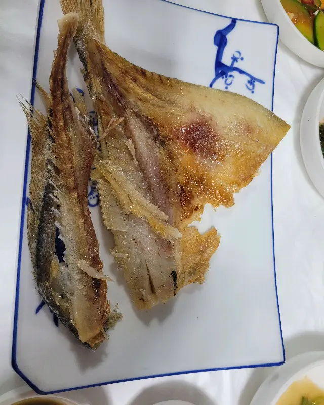 윤기가 흐르는 생선구이의 자태