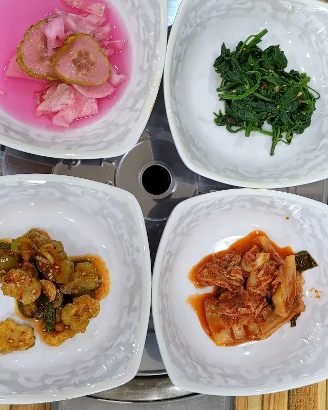 정갈하게 담긴 밑반찬