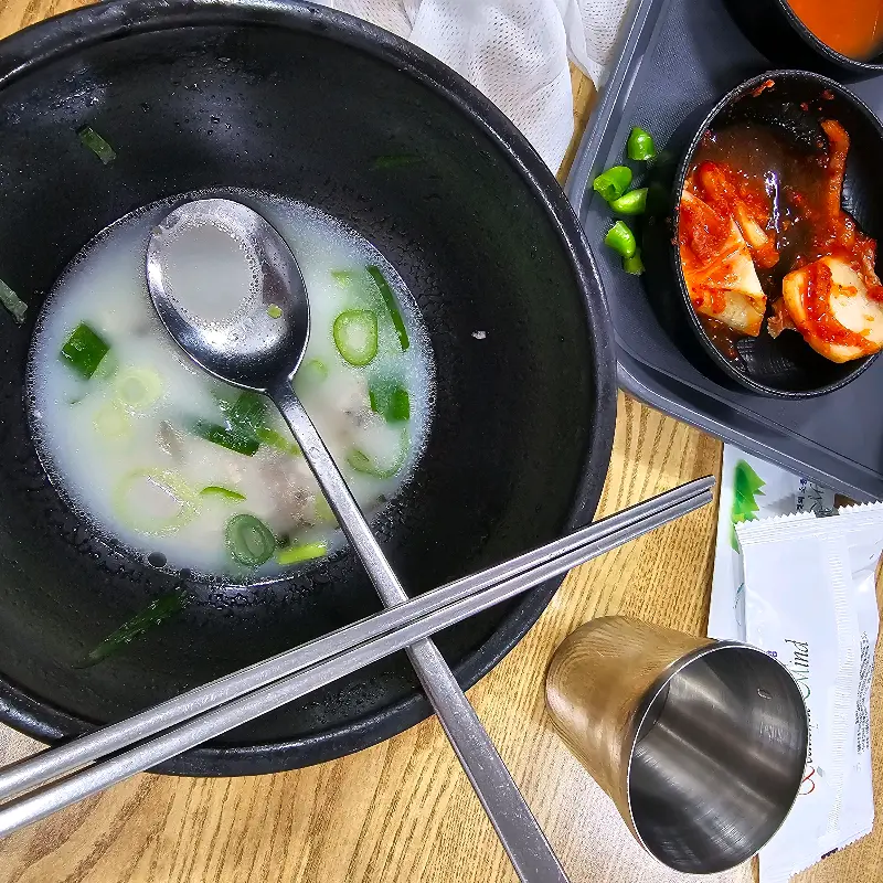 국밥에 담긴 숟가락