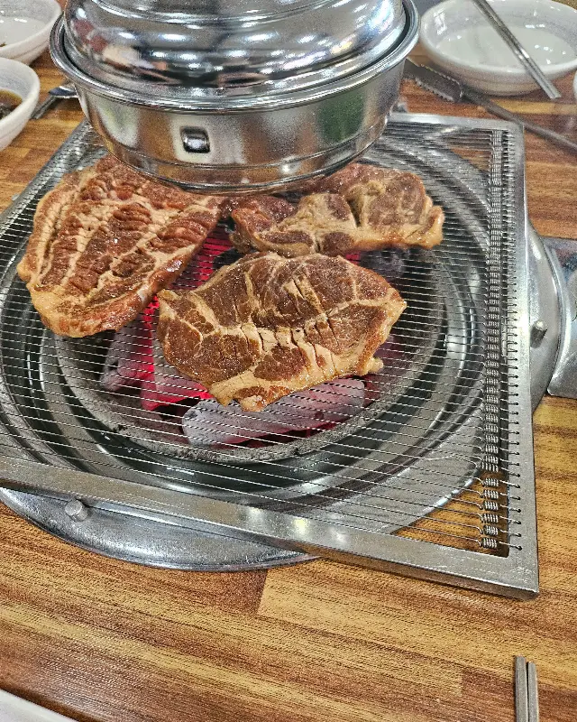 맛있게 구워진 돼지갈비