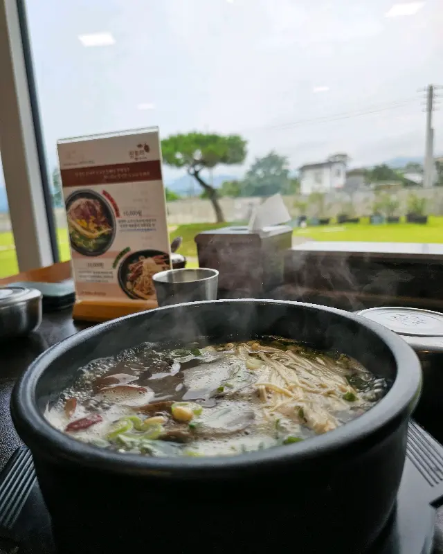 창밖 풍경과 함께 즐기는 수제비