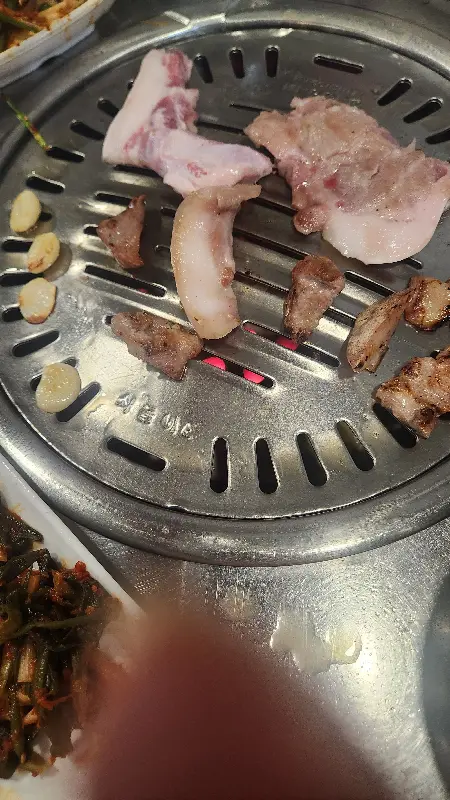 연탄불에 구워지는 뒷고기