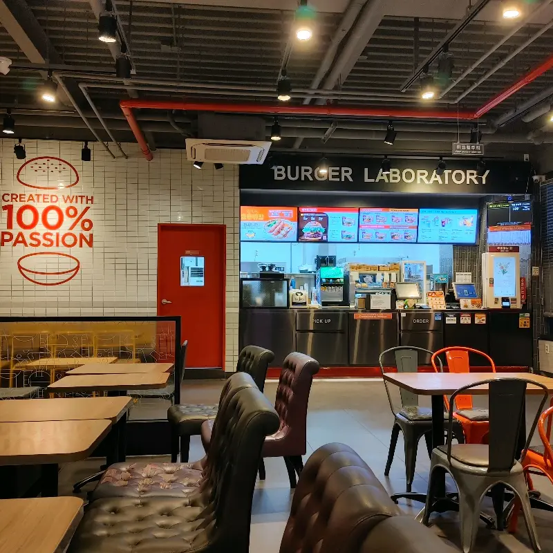 롯데리아 금왕점의 인테리어