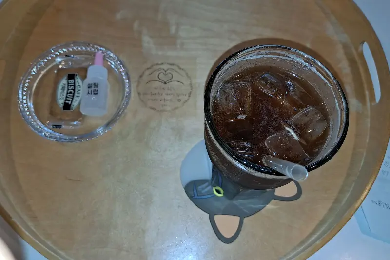 아이스 아메리카노와 비스킷. 깔끔한 맛의 아이스 아메리카노는 언제 마셔도 좋다.