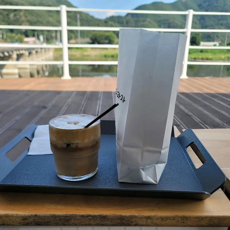 강을 바라보며 즐기는 커피 한 잔의 여유