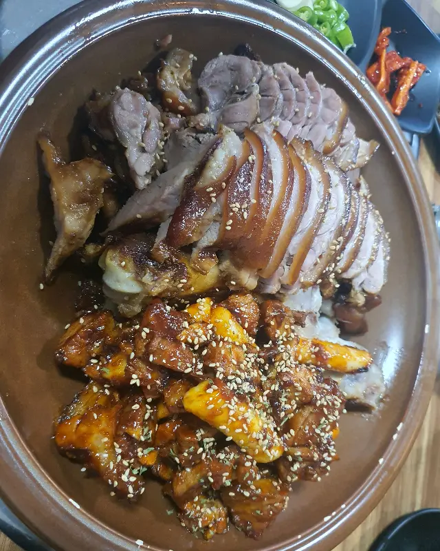 윤기가 흐르는 반반 족발