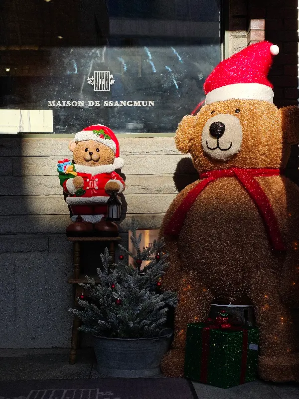 크리스마스 분위기로 장식된 카페 외부