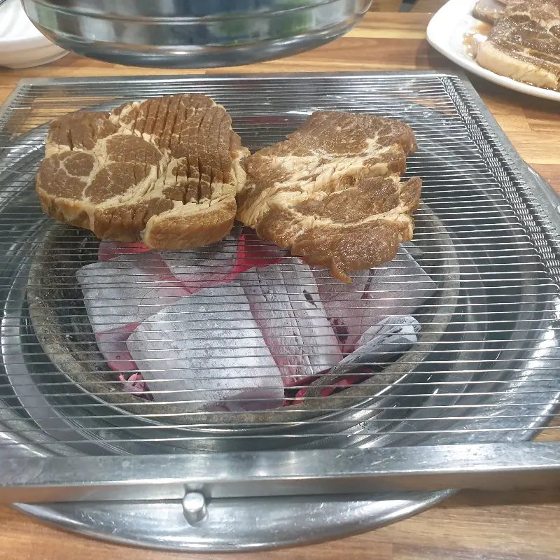 숯불 위에서 익어가는 돼지갈비