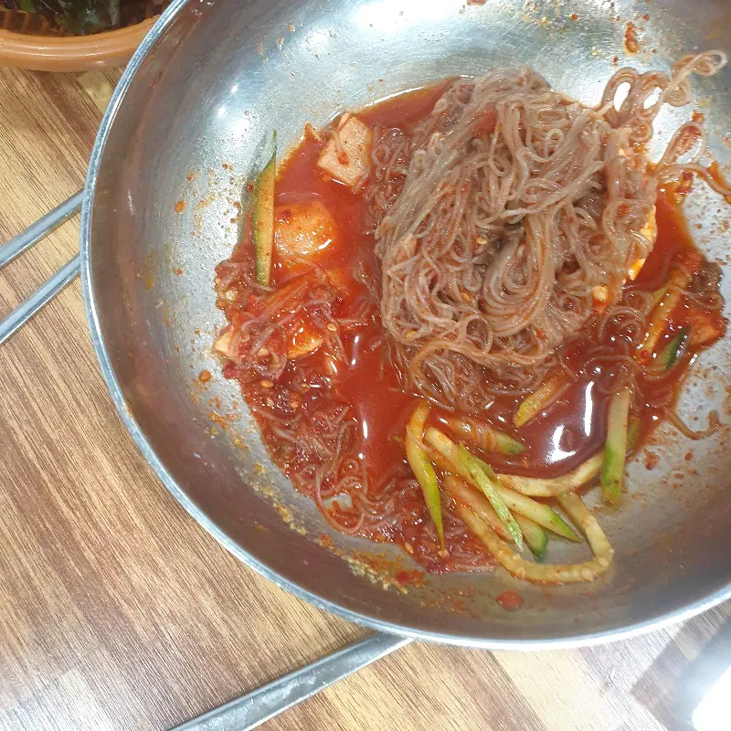 매콤한 후식 냉면