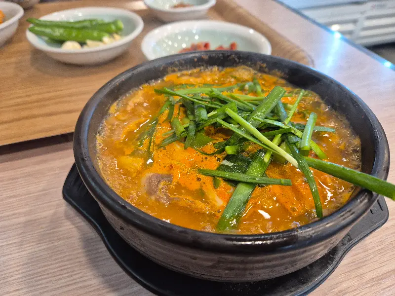 빨간 국물이 인상적인 국밥