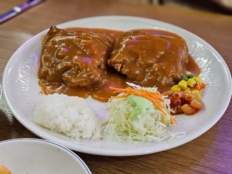 돈까스, 쫄면, 깍두기의 환상적인 조합