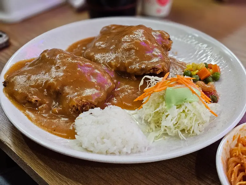 윤기가 좔좔 흐르는 옛날돈까스