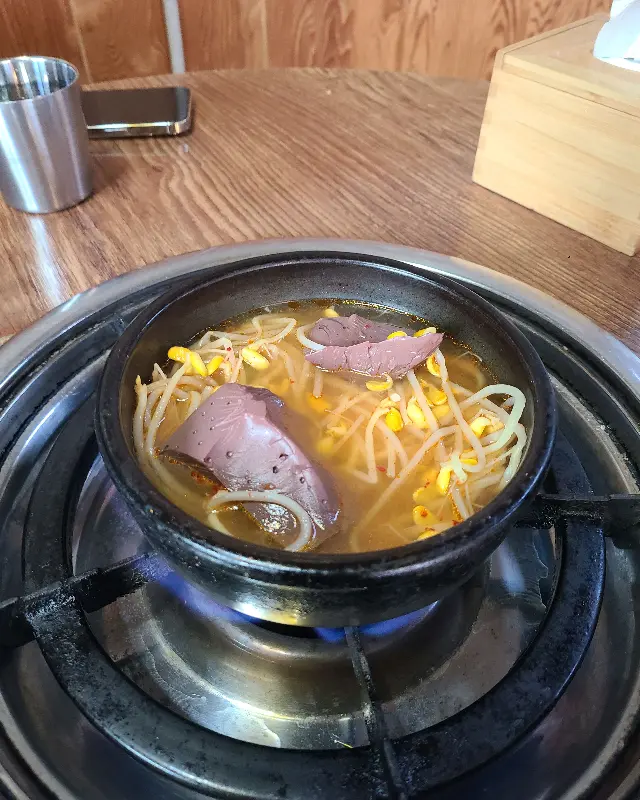 뚝배기에 담긴 선지해장국