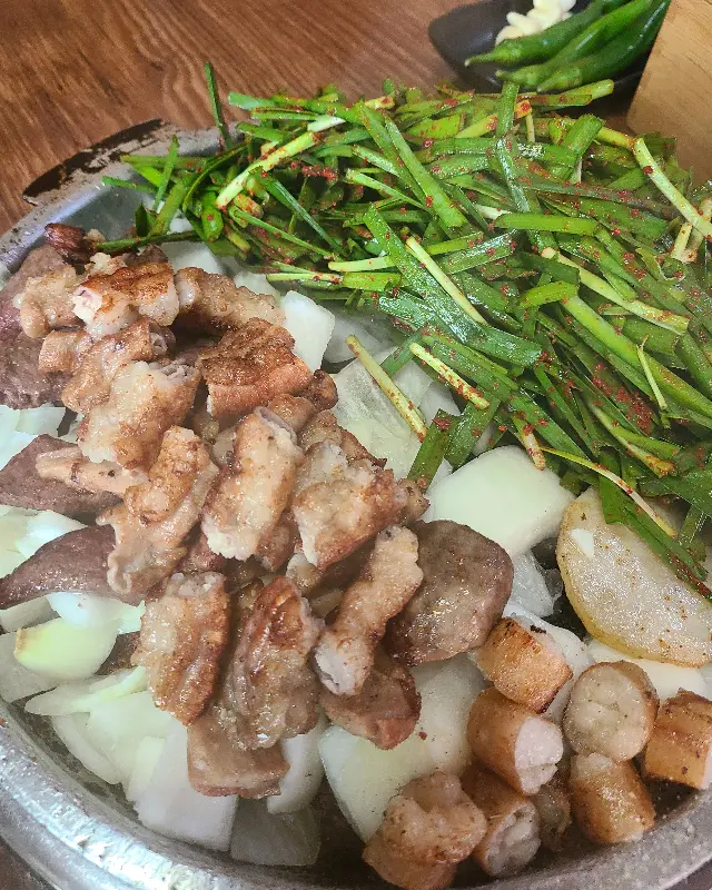곱창, 감자, 양파, 부추가 담긴 철판