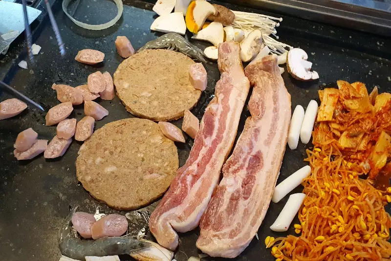 푸짐한 한 상 차림, 삼겹살, 떡갈비, 새우, 버섯 등이 보인다.