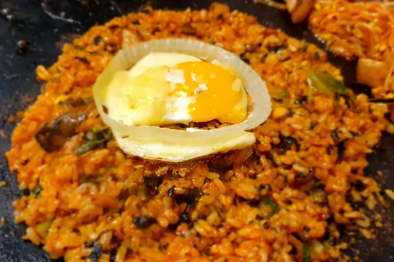 계란 후라이가 올라간 볶음밥