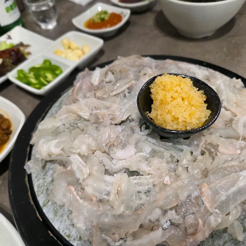 다진 마늘이 올려진 세꼬시