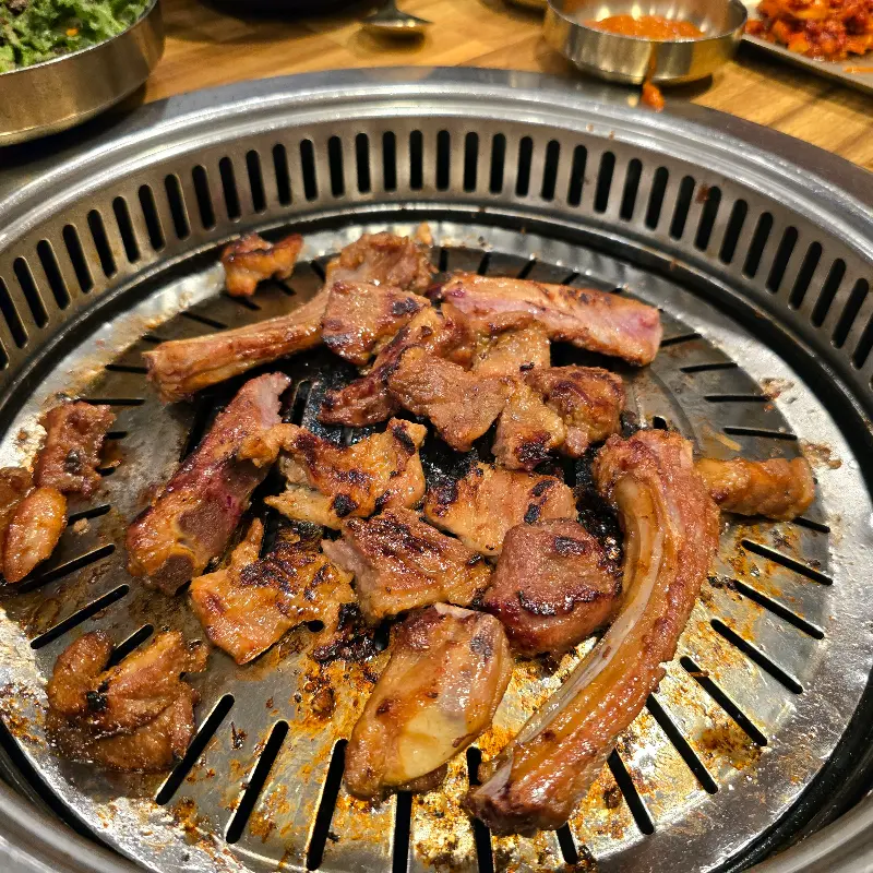 숯불 위에서 익어가는 갈비