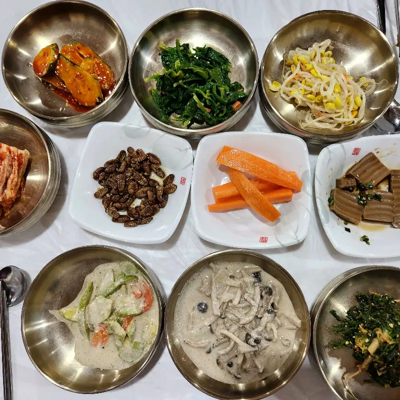 정갈하게 담겨 나온 밑반찬들