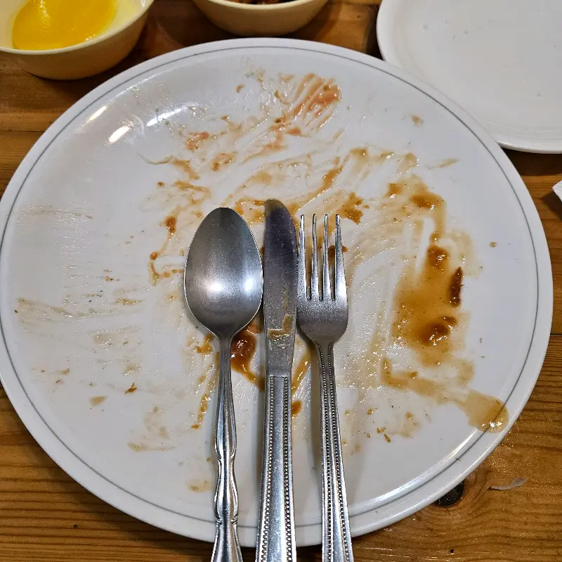 깨끗하게 비워진 접시