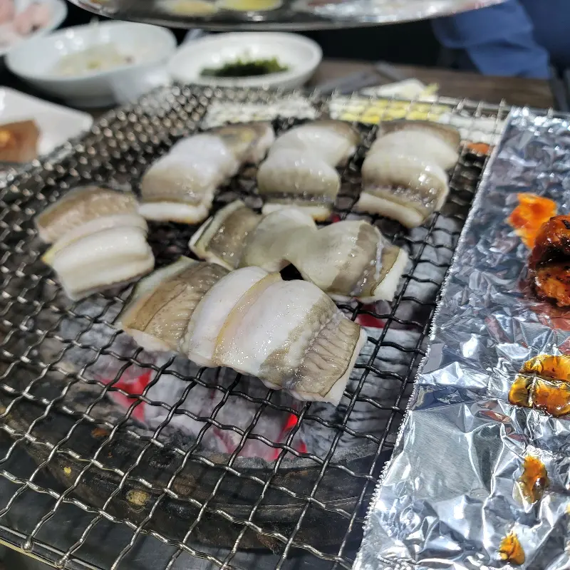 숯불 위에 가지런히 놓인 장어