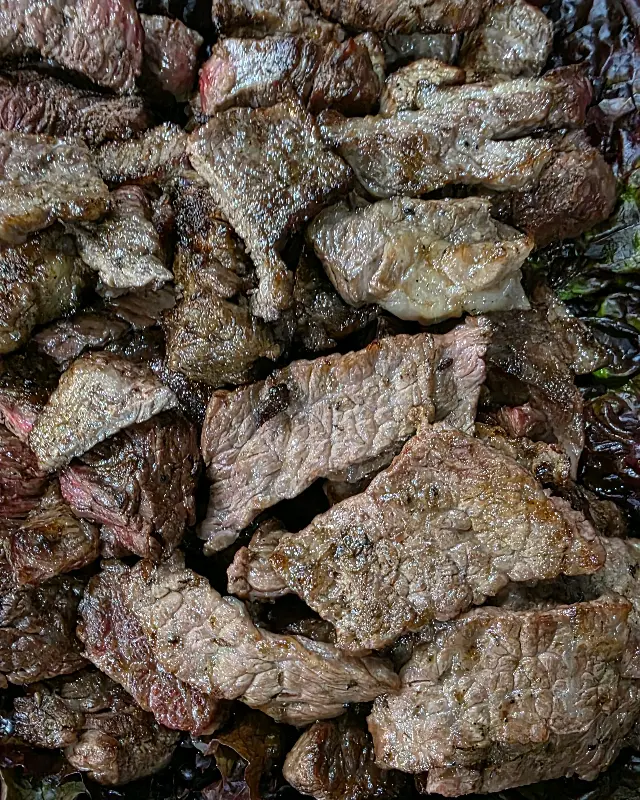 육즙 가득 머금은 소고기 한 점