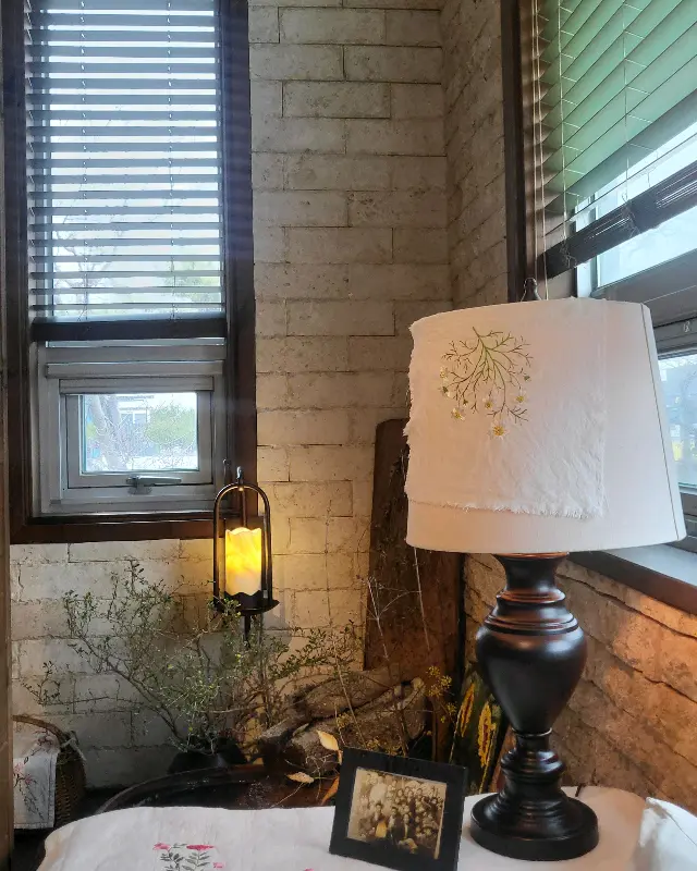 은은한 조명이 비추는 실내