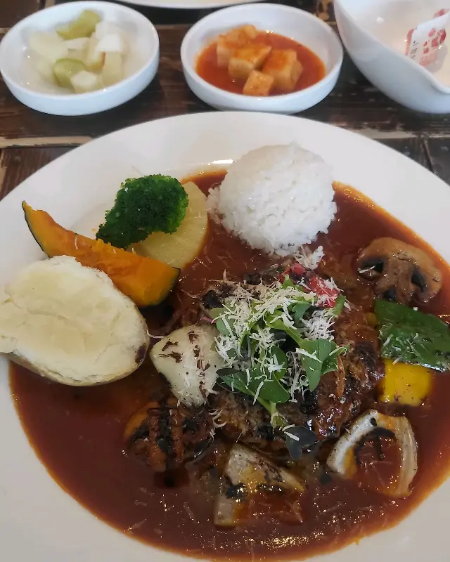 정갈하게 담겨 나온 돈까스