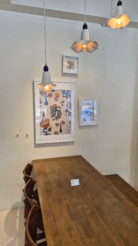 은은한 조명이 분위기를 더하는 내부