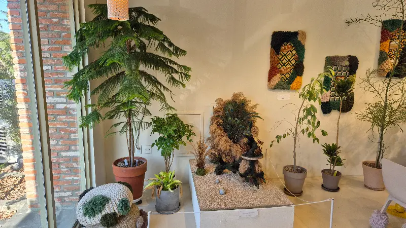 다양한 종류의 빵들이 진열된 모습