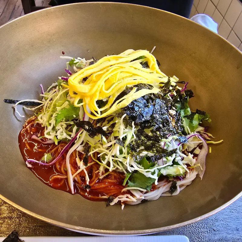 푸짐한 비빔국수 한 그릇