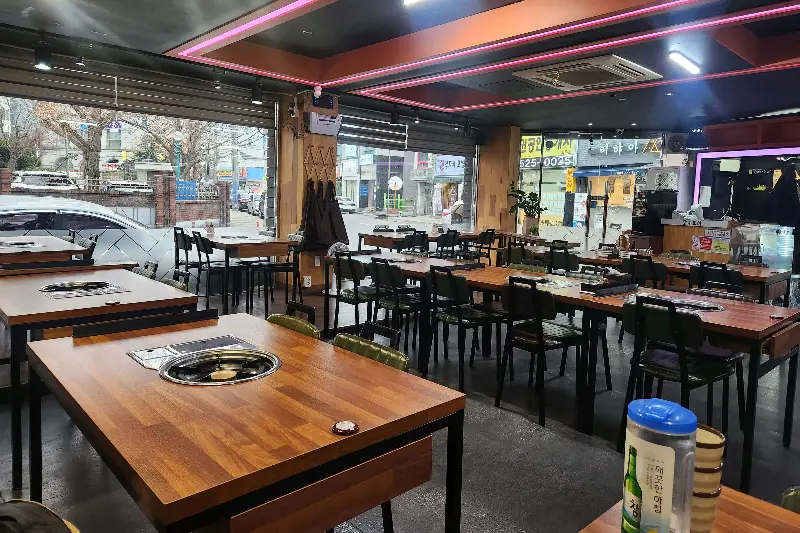 깔끔하게 정돈된 테이블과 의자들이 놓여있는 '닭의 도리' 내부 전경