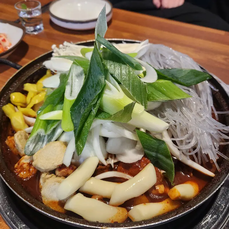 맛있게 끓고 있는 닭도리탕