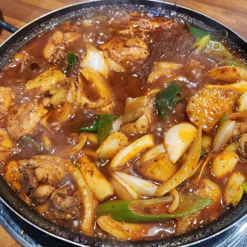 닭고기와 떡, 감자가 푸짐하게 들어간 닭도리탕