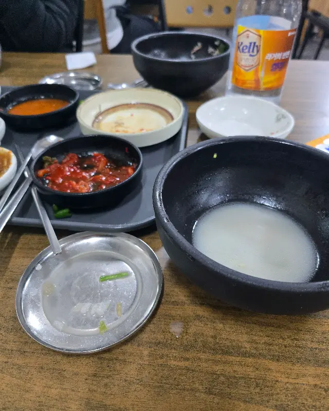 깨끗하게 비워진 국밥 그릇