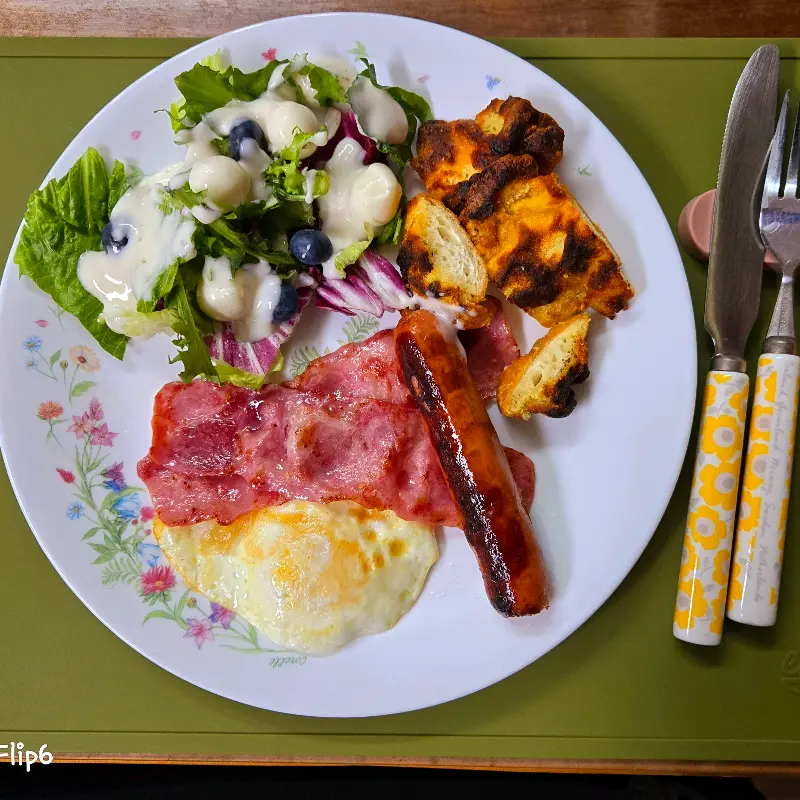 계란 후라이와 소세지, 샐러드