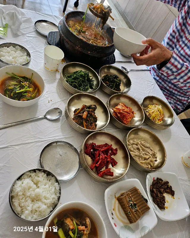 푸짐한 밑반찬과 참게탕 한 상 차림