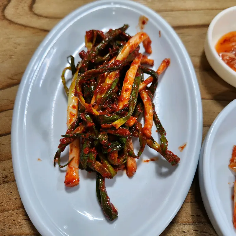 접시에 담긴 먹음직스러운 파김치의 클로즈업