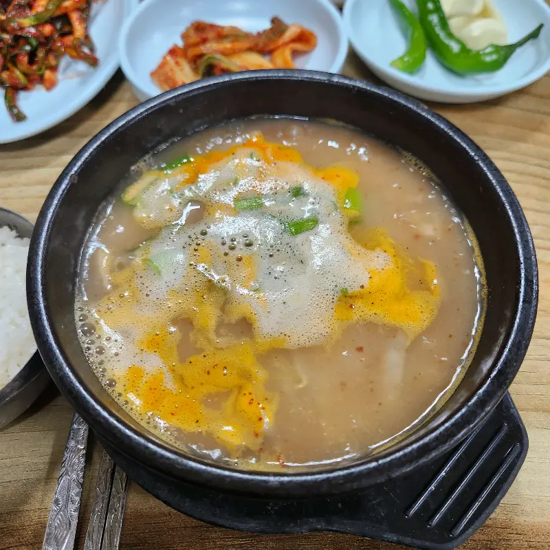 파김치를 넣어 국물이 붉게 변한 순대국밥