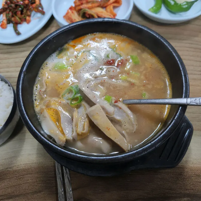 숟가락으로 순대국밥 속 내용물을 들어올리는 모습