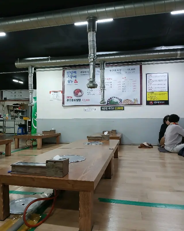 넓고 깔끔한 매장 내부