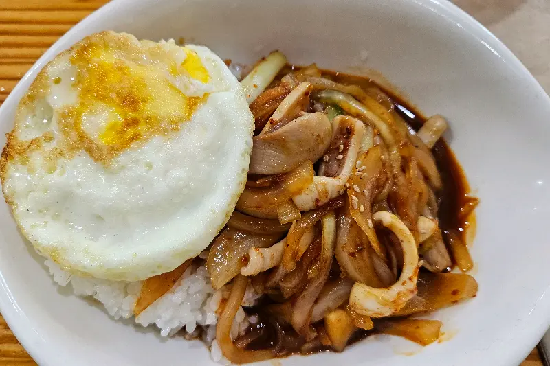 매콤한 오징어덮밥