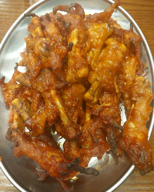 윤기가 흐르는 붉은 통뼈닭발