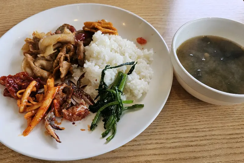 맛깔스러운 반찬들