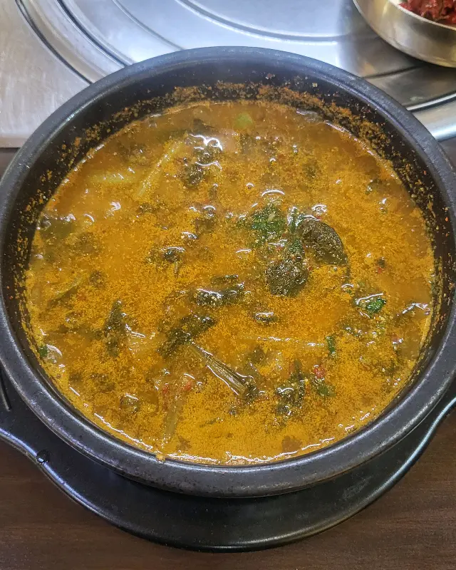 뚝배기 안에서 끓고 있는 짱뚱어탕