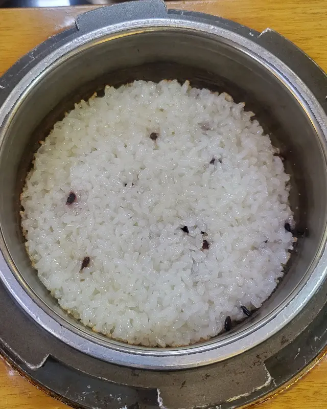 윤기가 흐르는 솥밥