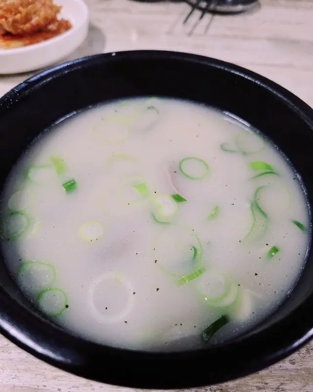 뽀얀 국물이 인상적인 곰탕